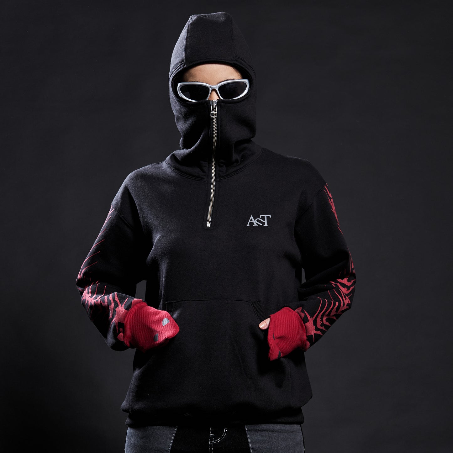 TARYAQ HOODIE BLACK